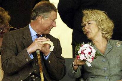 El príncipe de Gales, Carlos de Inglaterra, asiste con Camilla Parker-Bowles a un espectáculo público en Caithness, Escocia, el pasado 7 de agosto.