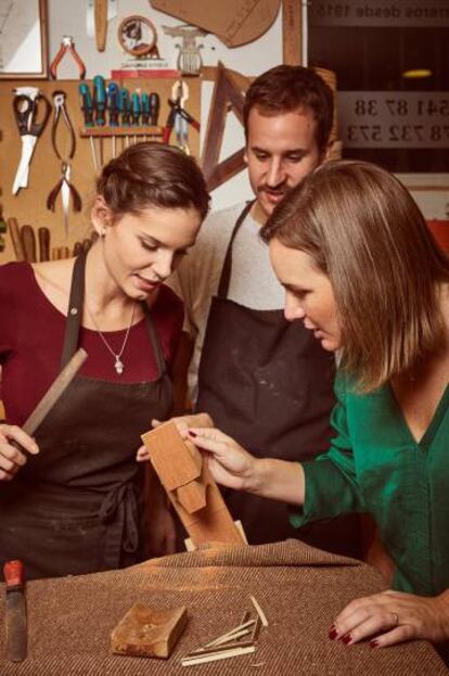 Los procesos artesanales en el tratamiento de la madera sirven tanto para crear instrumentos únicos como para dar el toque perfecto al brandy Carlos I.