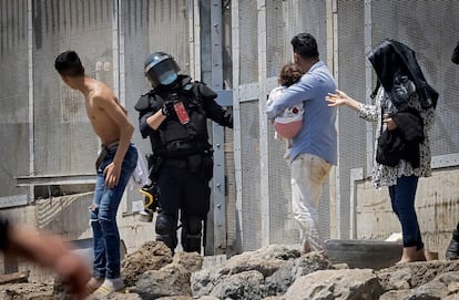 La policía española intenta dispersar a los migrantes en la frontera entre Marruecos y el enclave español de Ceuta.  