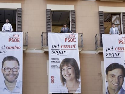 Los candidatos del PSOE en los comicios del 24-M con sus carteles electorales. En el centro, Francina Armengol.