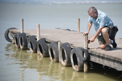 El biólogo de la Universitat de València Juan Soria mide la temperatura del agua de la Albufera, el martes 12 de agosto.