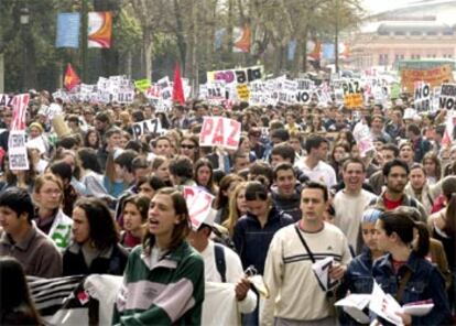 Varias decenas de miles de jóvenes, 10.500 según la Policía y 250.000 según la organización, se manifestaron en la zona centro de Madrid en contra de la guerra en Irak y de la política del Gobierno en crisis.