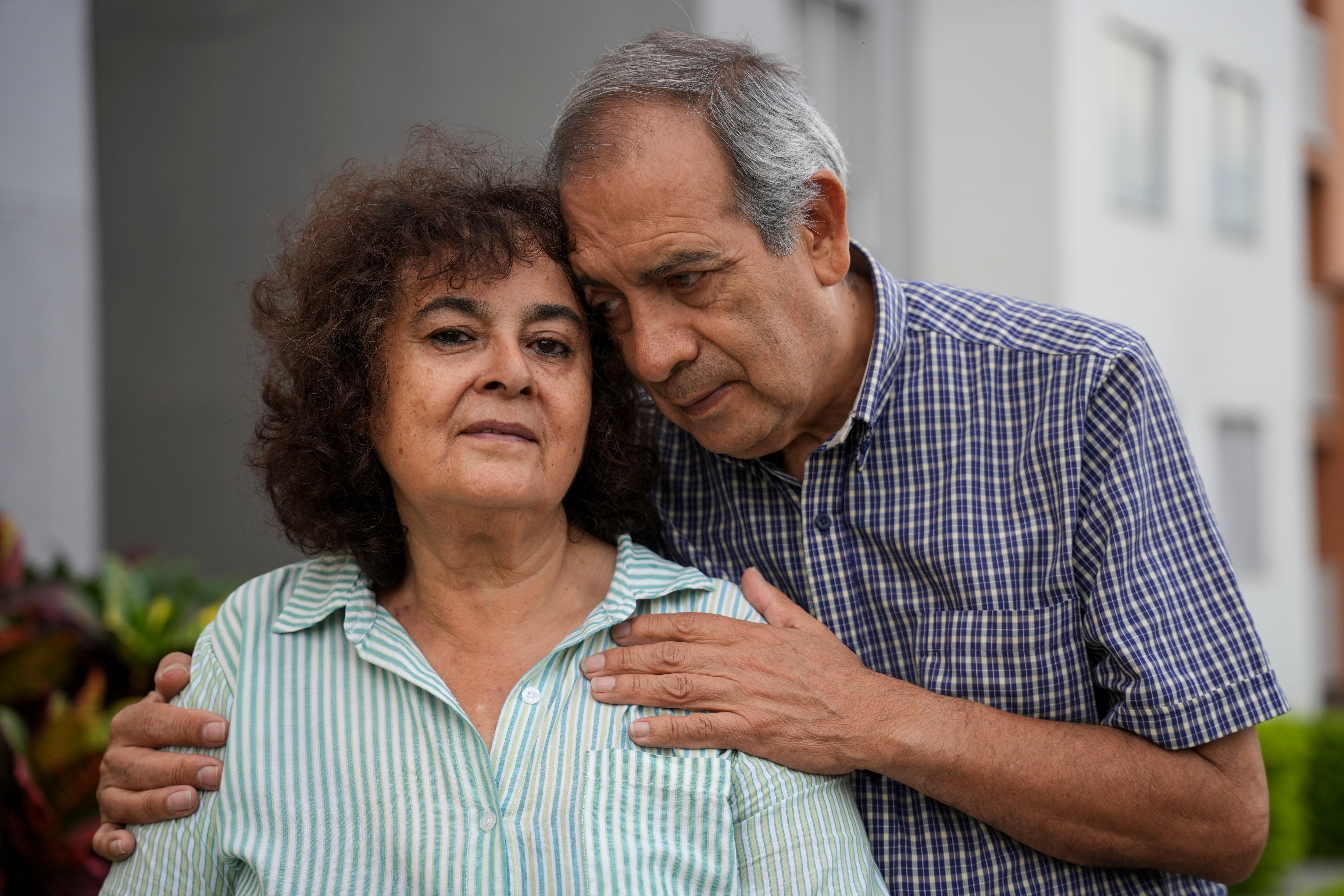 José A. Carranza abraza a su esposa, Nora Lugo, en un condominio en Palmira.