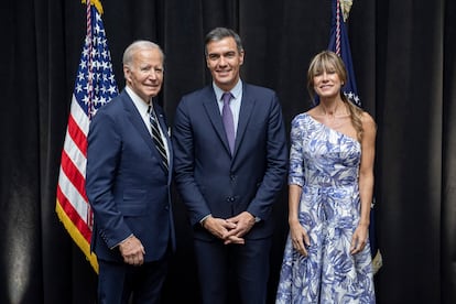 El presidente de los Estados Unidos, Joe Biden (a la izquierda), posa junto al presidente del Gobierno español, Pedro Sánchez, y su esposa Begoña Gómez, durante una recepción en honor de la 77 Sesión de la Asamblea General de Naciones Unidas, este miércoles en el Museo Americano de Historia Natural en Nueva York. 