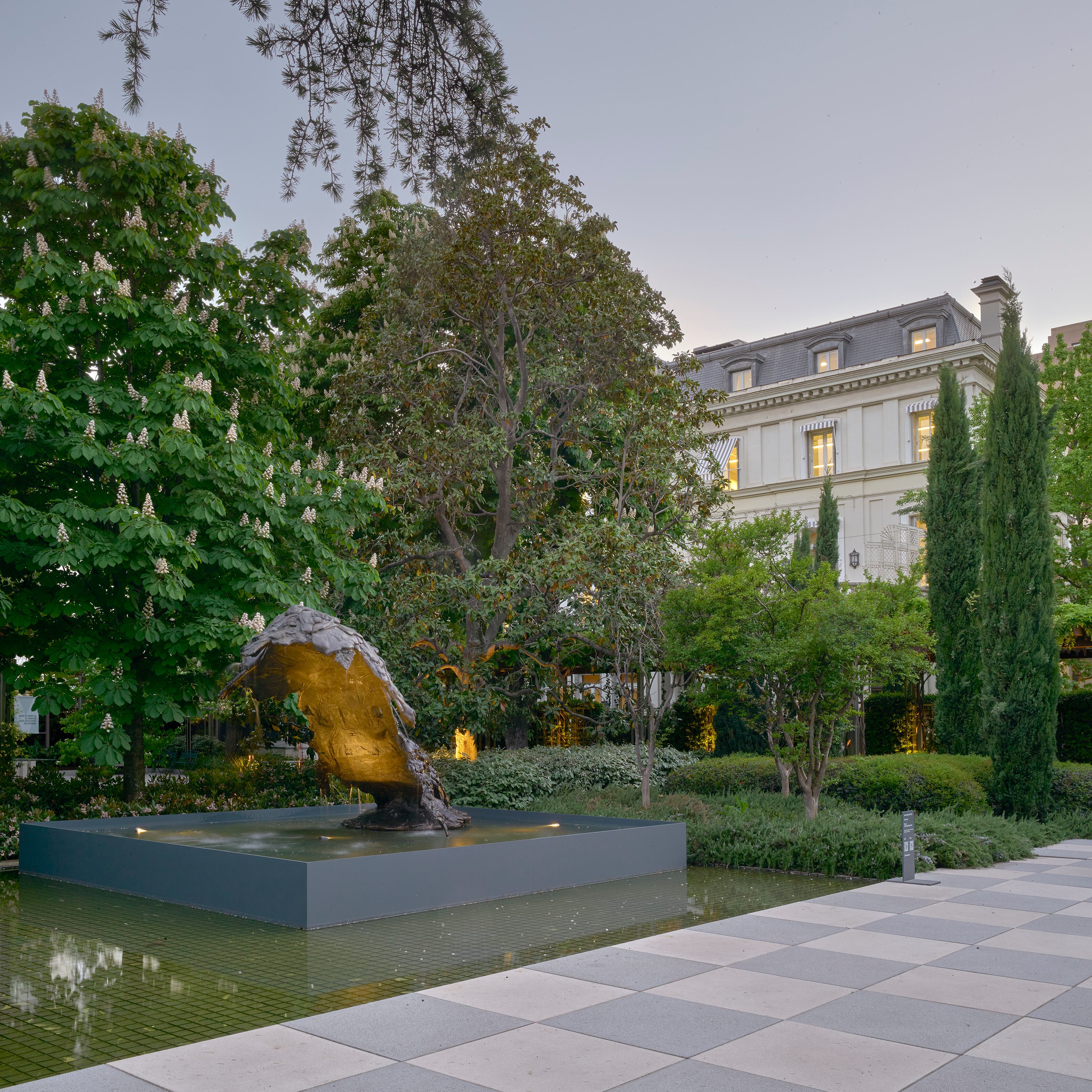 'Crescendo' (1983-84/2014-15, una de las piezas que se muestran en el jardín de Banca March, un megalito que da la bienvenida al visitante. Se trata de la restauración que hizo la propia Benglis de su primera fuente, 'The Wave of the World'.