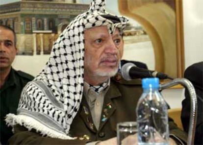 Yasir Arafat comunica su decisión a los periodistas en Ramala.