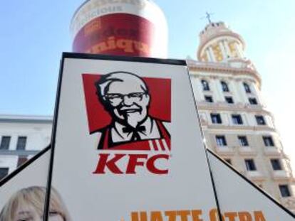 Un cartel publicitario del restaurante KFC. EFE/Archivo