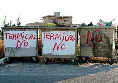 Pintadas contra las centrales térmicas, en Arcos de la Frontera.