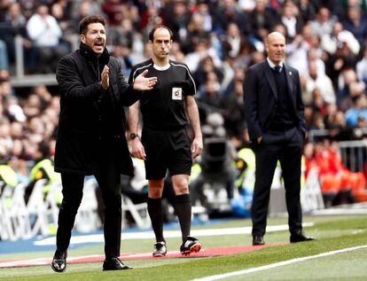 El entrenador del Atlético de Madrid, Simeone y el del Real Madrid, Zidane durante el partido.