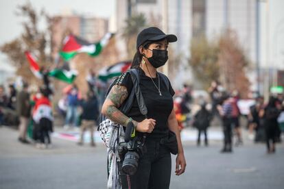 La documentalista Nicole Kramm, de 30 años, es una de las más de 300 víctimas de traumas oculares durante el estallido social. En la víspera de la elección regresó a Plaza Italia a una manifestación en apoyo al pueblo palestino, el 14 de mayo.