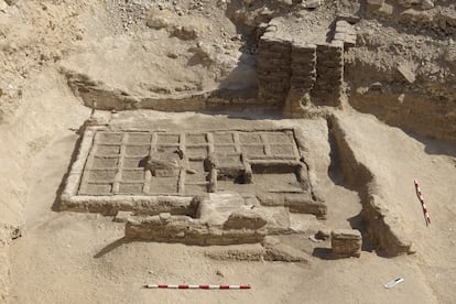 La excavación en Dra Abu el-Naga (Egipto), con el jardín funerario en primer plano.