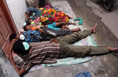 Unas personas duermen en un refugio tras la erupción del volcán Kelud en Kediri, Java (Indonesia), 14 de febrero de 2014.