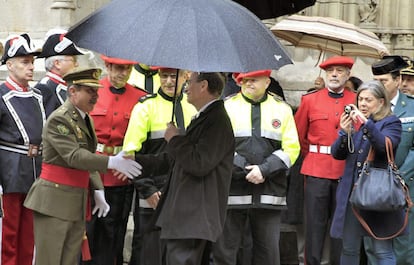 El nuevo alcalde de Bilbao, Ibon Areso, saluda a los miembros de las Fuerzas y Cuerpos de Seguridad del Estado a la salida del funeral por Azkuna, fallecido el pasado jueves.