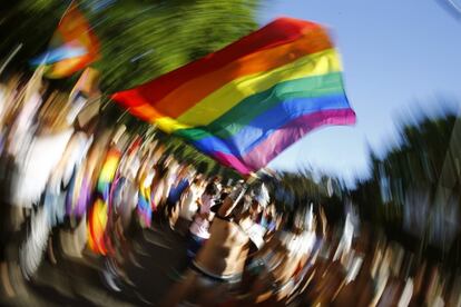 Miles de personas recorren esta tarde las calles de Madrid durante la manifestación del Orgullo Gay 2017 con el lema "Por los derechos LGTBI en todo el mundo".