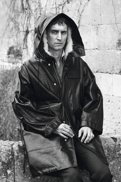 Abrigo, pantalón y camisa, todo, Calvin Klein 205w39NYC.