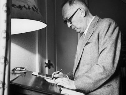 Vladímir Nabokov, ante su atril. El autor de 'Lolita' acostumbraba a escribir 
sus libros a lápiz y de pie.