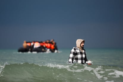 Un migrante se dirige a un bote inflable en un intento de cruzar el Canal de la Mancha, en la playa de las dunas de Slack, en Francia, el 4 de septiembre. 