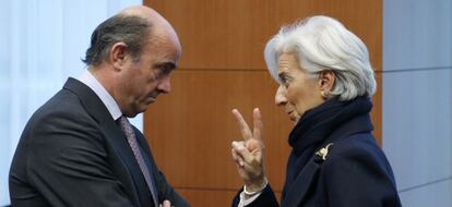 El ministro de Economía, Luis de Guindos, conversa con la directora gerente del FMI, Christine Lagarde.