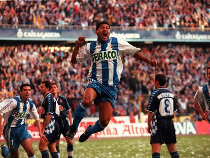 Donato celebra su gol ante el Espanyol en el partido en el que el Deportivo se proclamó campeón de Liga 1999-2000. AS