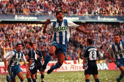 Donato celebra su gol ante el Espanyol en el partido en el que el Deportivo se proclamó campeón de Liga 199-2000. AS