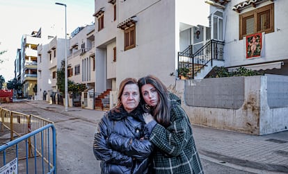 María Asencio y su hija Sarai Gil, vecinas de Catarroja afectadas por la Dana, este lunes en su calle. 