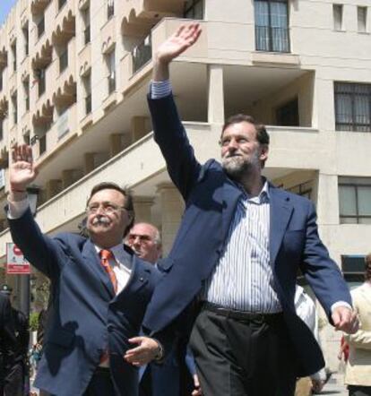 El presidente de Ceuta, Juan Jesús Vivas, y el presidente del PP, Mariano Rajoy, en Ceuta en 2007.