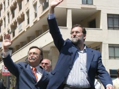 El presidente de Ceuta, Juan Jesús Vivas, y el presidente del PP, Mariano Rajoy, en Ceuta en 2007.