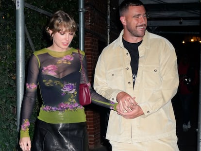 Taylor Swift y Travis Kelce la noche del domingo en Nueva York.