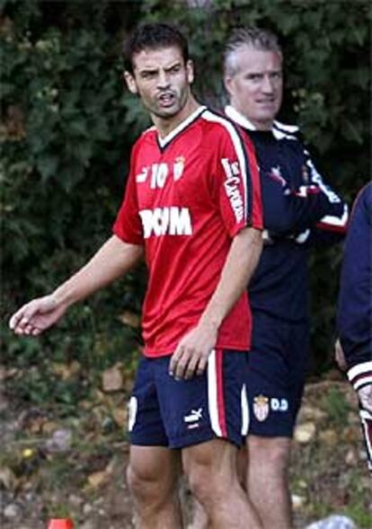 Morientes, junto a Didier Deschamps, en un entrenamiento.