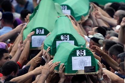 Los ataúdes de las 613 víctimas de la matanza de Srebrenica son trasladados entre la multitud que asiste al entierro. Cada uno de los ataúdes lleva identificado el nombre de la víctima y cubierto de una tela verde, el color del islam, confesión de los asesinados por las tropas serbobosnias.