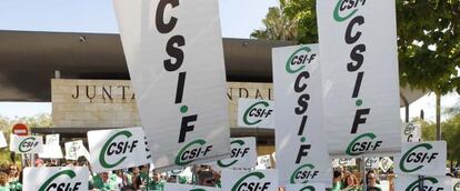 Funcionarios de la Junta de Andalucía, durante una protesta.