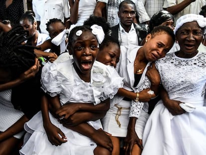 Una niña llora la muerte de su padre, uno de la veintena de manifestantes fallecidos durante las protestas contra el Gobierno de Haití, en Puerto Príncipe, a mediados de octubre. Miles de personas atendieron los funerales. En los últimos meses, los haitianos han salido masivamente a las calles para denunciar la precariedad y la corrupción que asolan el país, y para reclamar la dimisión del presidente, Jovenel Moïse. Seis millones de personas, más de la mitad de la población, viven por debajo del umbral de pobreza en Haití, según el Banco Mundial. 