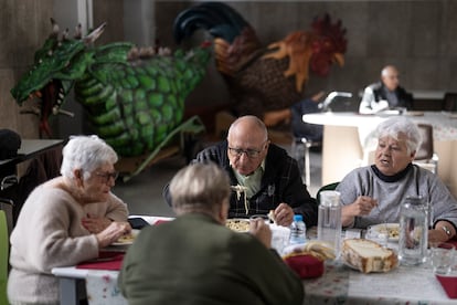 Usuarios del comedor social El Galliner, en Ripoll.