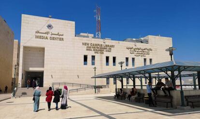 Varios alumnos se dirigen a la facultad de Periodismo en la Universidad de An-Najah, en Nablus.