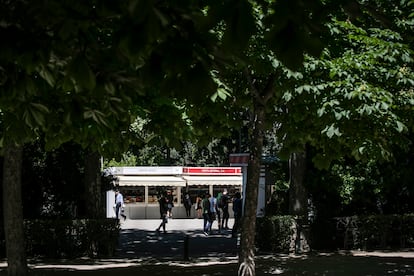 Casetas de la Feria del Libro de Madrid, en el parque del Retiro.