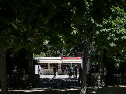 Casetas de la Feria del Libro de Madrid, en el parque del Retiro.