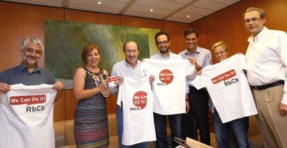 Rubalcaba, con su equipo, esta mañana.