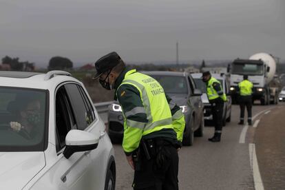 Control de la Guardia Civil en la autovía de Extremadura (A-5), en el limite entre Madrid y Castilla-La Mancha.