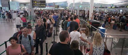 Centenares de viajeros en la terminal de El Prat en agosto de 2017.