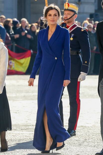 La reina Letizia optó por un vestido abrigo de líneas sencillas en color azul eléctrico o azul klein.