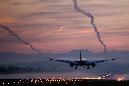 Un Boeing 777-300 de la aerolínea Swiss deja estela durante su aterrizaje en el Aeropuerto de Zúrich (Suiza).