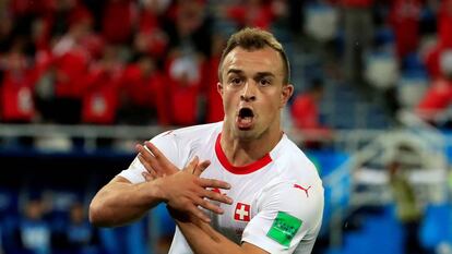 Shaqiri celebra el gol de la victoria ante Serbia con el gesto del águila. 