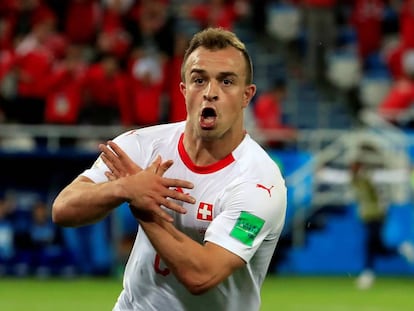 Shaqiri celebra el gol de la victoria ante Serbia con el gesto del águila. 