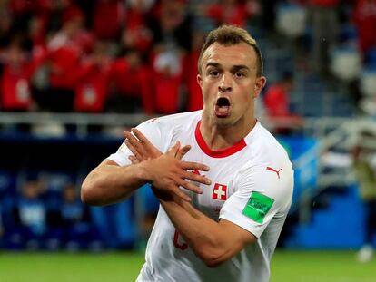 Shaqiri celebra el gol de la victoria ante Serbia con el gesto del águila. 