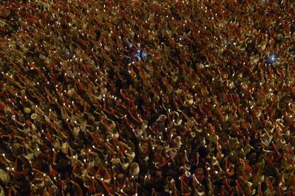 Panorámica de la plaza del Ayuntamiento de Pamplona abarrotada de gente que participa en el tradicional 'Pobre de mí' que pone punto y final a 8 días de fiesta.