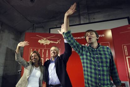 Carme Chac&oacute;n, Pere Navarro y el candidato del PSC, Javi L&oacute;pez, en el acto final de campa&ntilde;a.