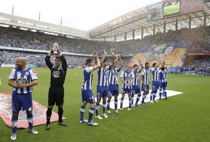 La plantilla saluda a la afición momentos antes de empezar el partido