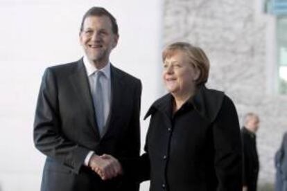 El presidente del Gobierno, Mariano Rajoy, recibe hoy por vez primera en el Palacio de la Moncloa a la canciller alemana, Angela Merkel, con los ojos puestos en el Banco Central Europeo (BCE), que de forma paralela decidirá en Fráncfort cómo interviene en los mercados para comprar deuda. EFE/Archivo