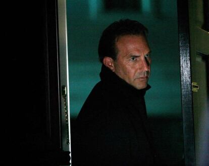 La imagen es del todo inesperada y escalofriante: Kevin Costner matando a un tipo con una pala en un cementerio. Acostumbrados a que Costner siempre protega a alguien en sus películas, su papel de psicópata en 'Mr Brooks' (Bruce A. Evans, 2007) desconcierta. Encarna a un triunfador cuya vida sería perfecta si no tuviese afición por matar de forma innecesaria. Costner, productor de la película, se esfuerza en excusar a su protagonista: todas sus víctimas han cometido actos inmorales (adulterio, chantaje), pero eso no le carta blanca para su sanguinaria actitud. 'Mr Brooks' fue un éxito sorpresa y resucitó la carrera comercial de Costner, que se mostró entusiasmado con aparecer en más secuelas sobre este asesino en serie deshaciéndose de todo el que le incordie.