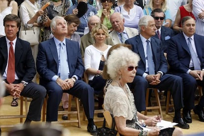 Cayetana de Alba en primer plano, durante el acto de inauguración de los Jardines de Cristina en Sevilla en mayo de 2011 tras las obras de rehabilitación. Al fondo, de izda a dcha, sus hijos Cayetano, Carlos, María Eugenia, Alfonso y Fernando. 